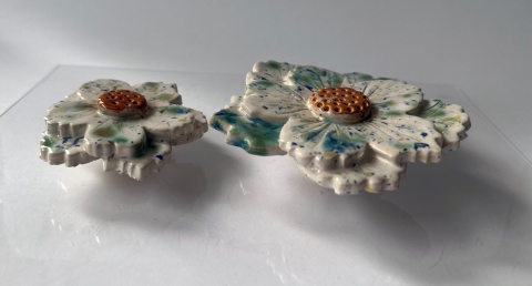 ceramiczne białe, nakrapiane kwiatki rabatowe