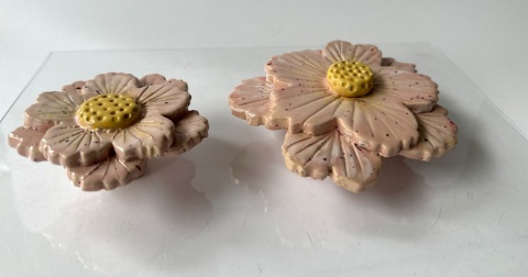 ceramiczne różowe kwiatki rabatowe