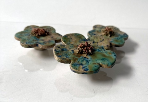 ceramiczne niebieskie kwiatki rabatowe